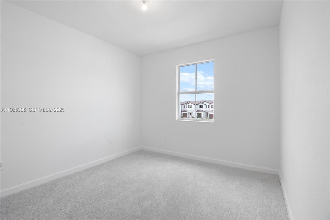 For Rent: $3,200 (4 beds, 2 baths, 1828 Square Feet)