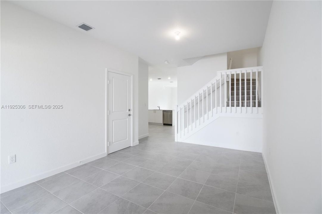 For Rent: $3,200 (4 beds, 2 baths, 1828 Square Feet)