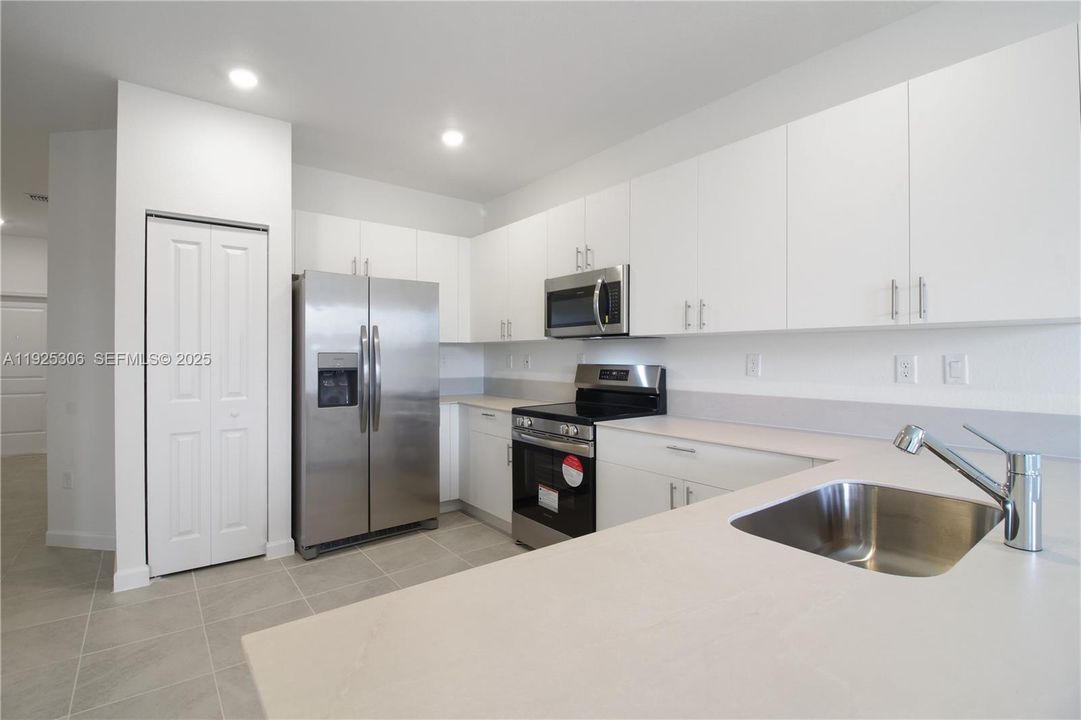 For Rent: $3,200 (4 beds, 2 baths, 1828 Square Feet)