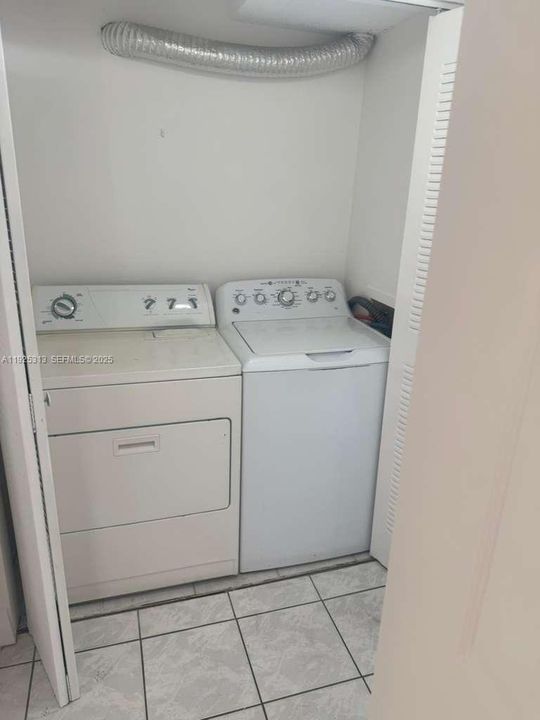 出租: $1,900 (2 贝兹, 2 浴室, 832 平方英尺)