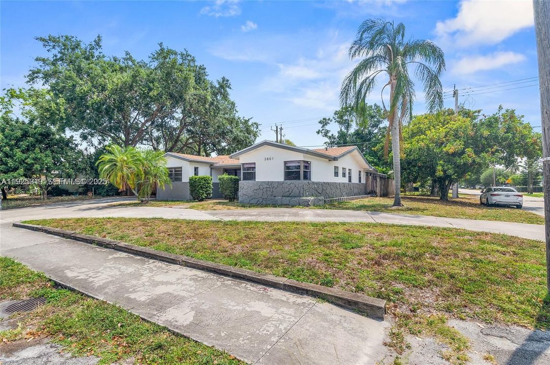 En Renta: $3,595 (3 camas, 2 baños, 1437 Pies cuadrados)