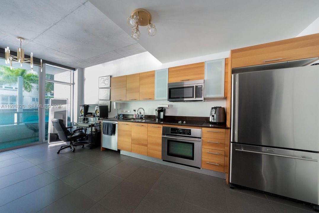 For Rent: $2,950 (0 beds, 1 baths, 808 Square Feet)