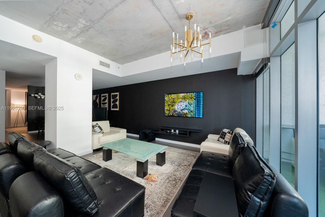 For Rent: $2,950 (0 beds, 1 baths, 808 Square Feet)