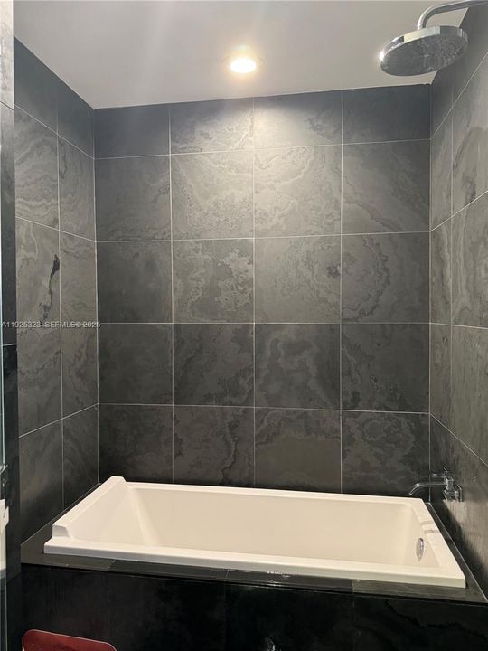 出租: $4,500 (1 贝兹, 1 浴室, 938 平方英尺)