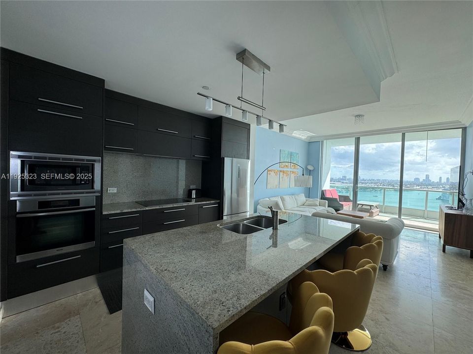 出租: $4,500 (1 贝兹, 1 浴室, 938 平方英尺)