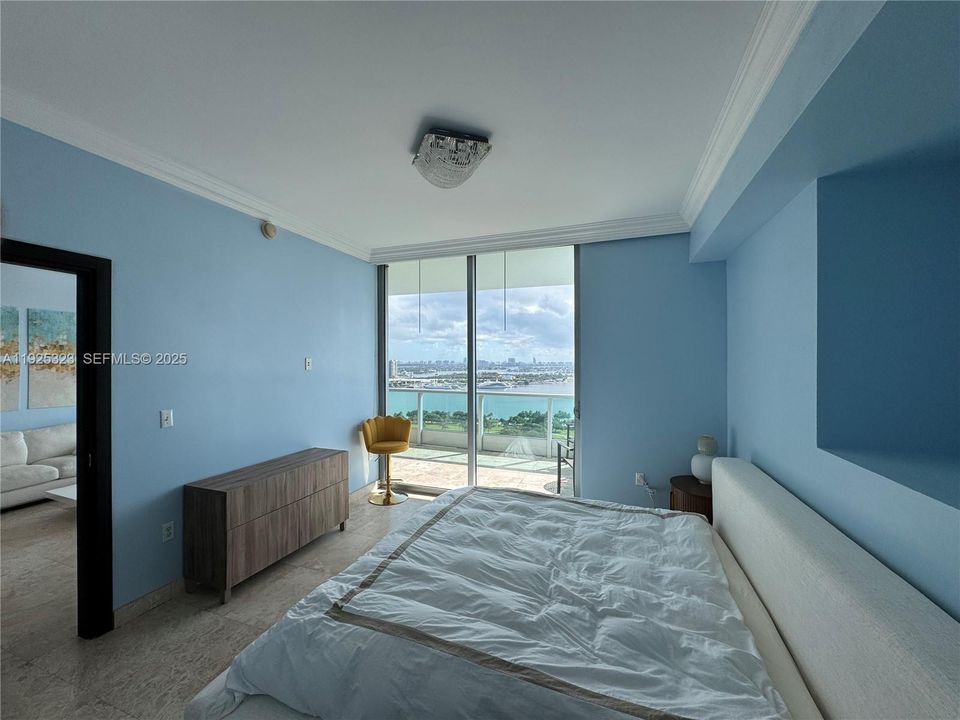 出租: $4,500 (1 贝兹, 1 浴室, 938 平方英尺)