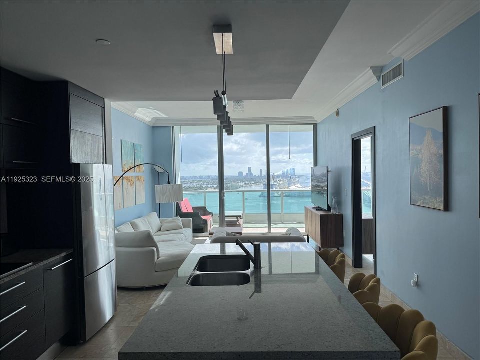 出租: $4,500 (1 贝兹, 1 浴室, 938 平方英尺)