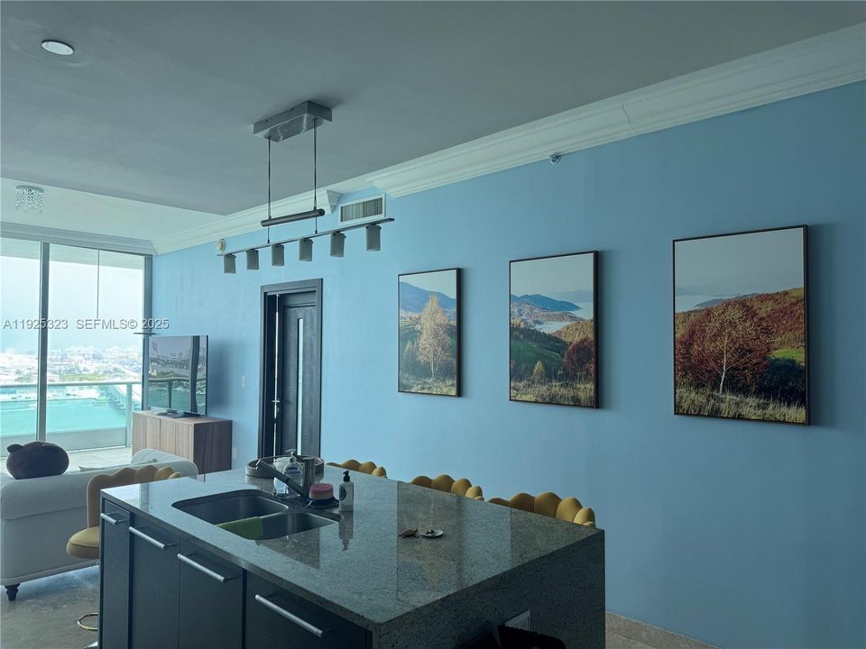 出租: $4,500 (1 贝兹, 1 浴室, 938 平方英尺)