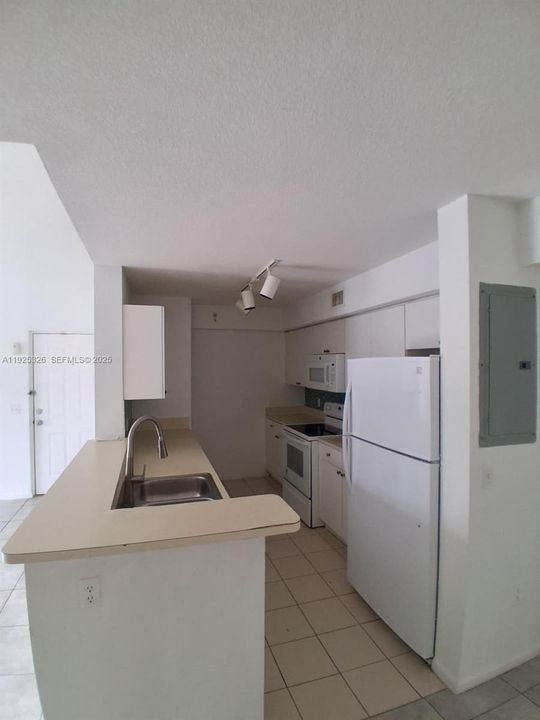For Rent: $1,950 (3 beds, 2 baths, 1126 Square Feet)