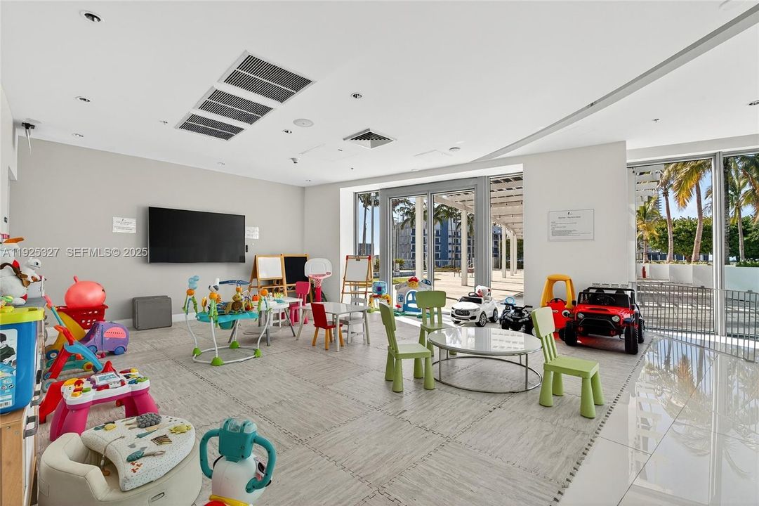 For Sale: $774,900 (2 beds, 2 baths, 1449 Square Feet)