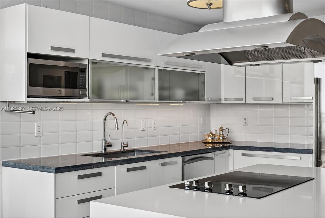 For Sale: $774,900 (2 beds, 2 baths, 1449 Square Feet)