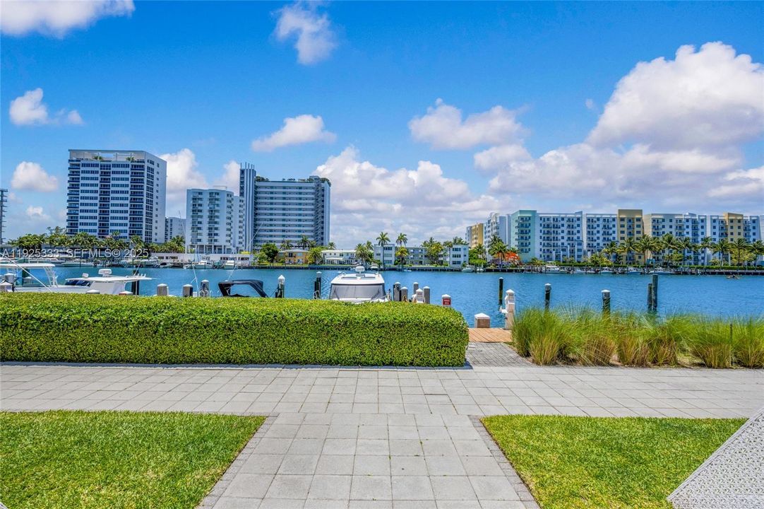 For Rent: $3,250 (1 beds, 2 baths, 828 Square Feet)