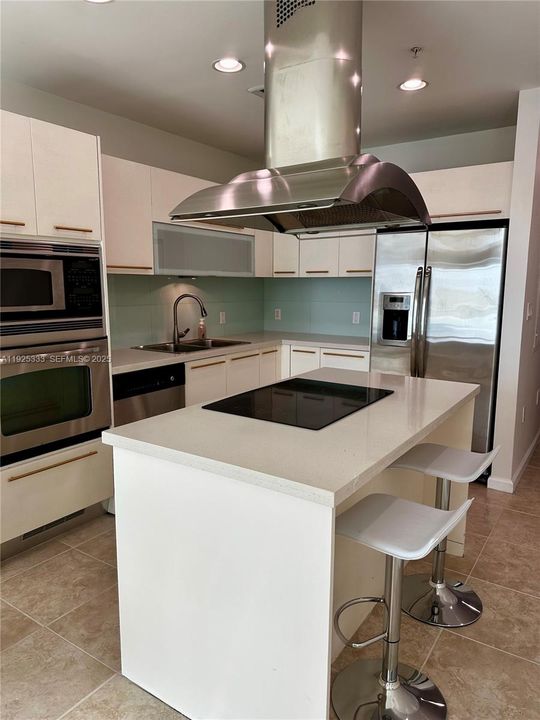 For Rent: $3,250 (1 beds, 2 baths, 828 Square Feet)