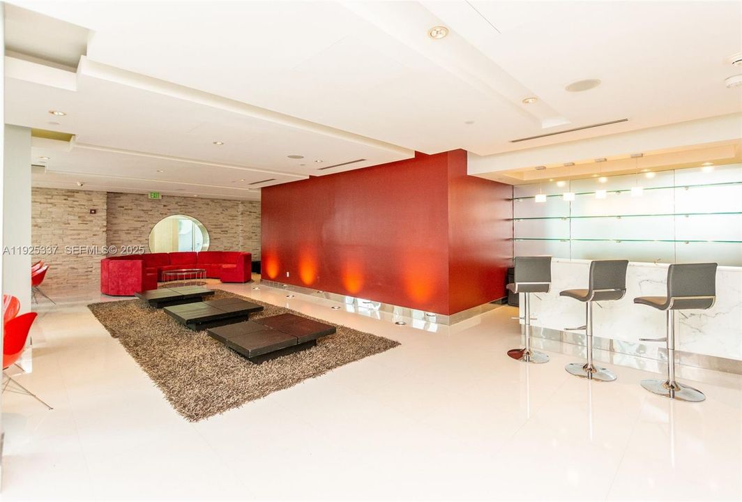 For Sale: $460,000 (1 beds, 1 baths, 987 Square Feet)