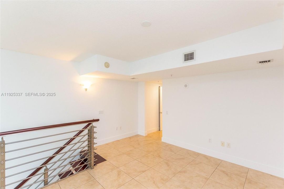 For Sale: $460,000 (1 beds, 1 baths, 987 Square Feet)