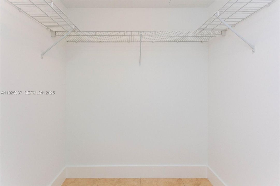 For Sale: $460,000 (1 beds, 1 baths, 987 Square Feet)