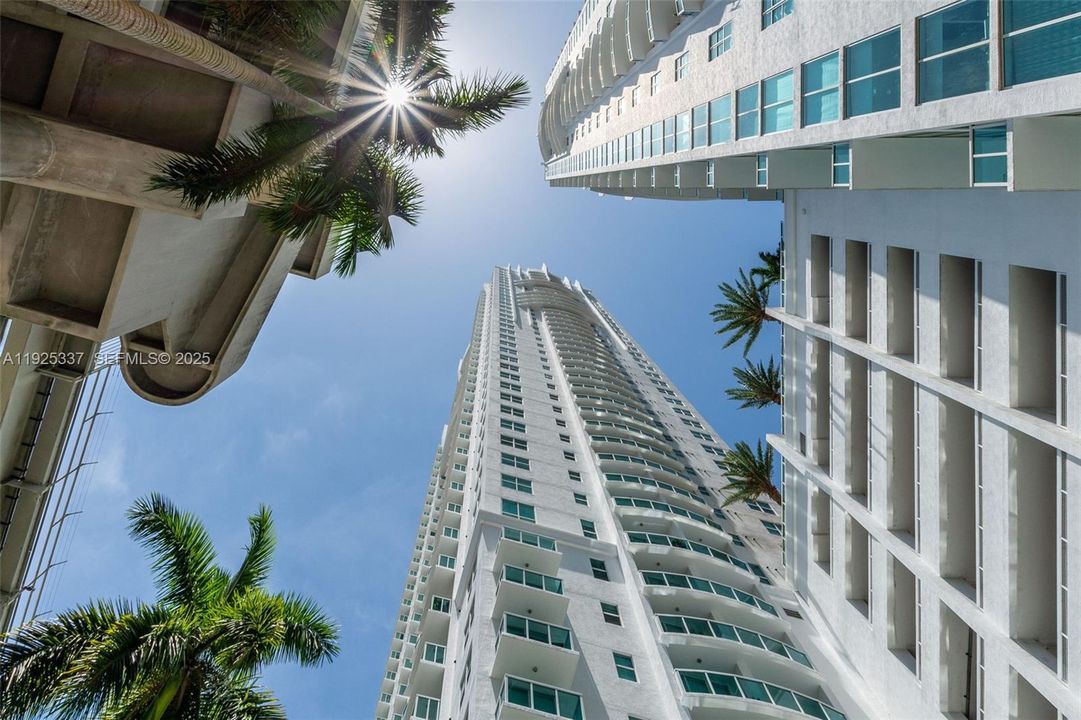 For Sale: $460,000 (1 beds, 1 baths, 987 Square Feet)