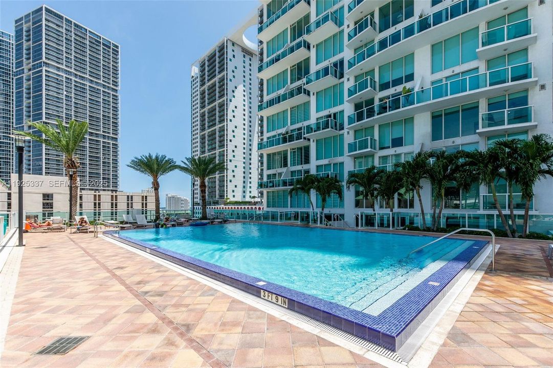 For Sale: $460,000 (1 beds, 1 baths, 987 Square Feet)