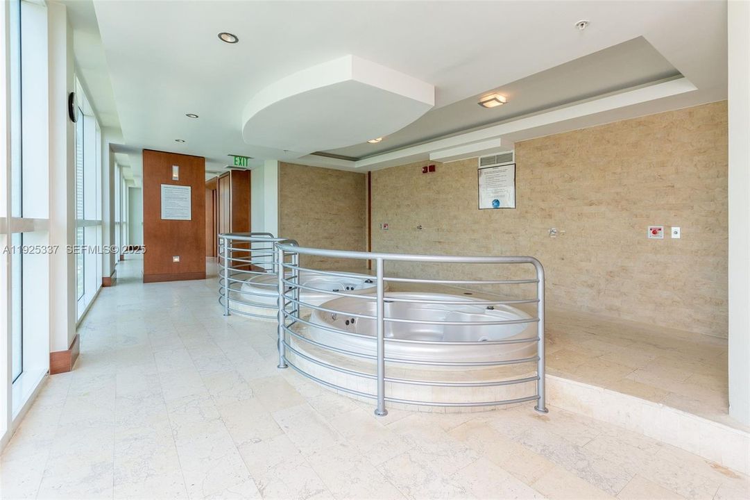 For Sale: $460,000 (1 beds, 1 baths, 987 Square Feet)