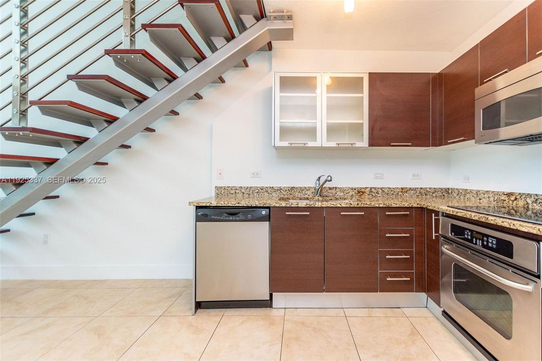 For Sale: $460,000 (1 beds, 1 baths, 987 Square Feet)