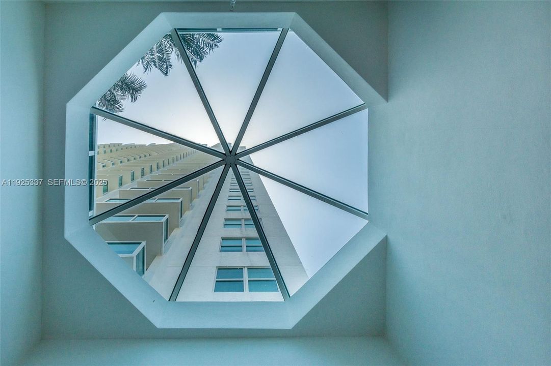 For Sale: $460,000 (1 beds, 1 baths, 987 Square Feet)