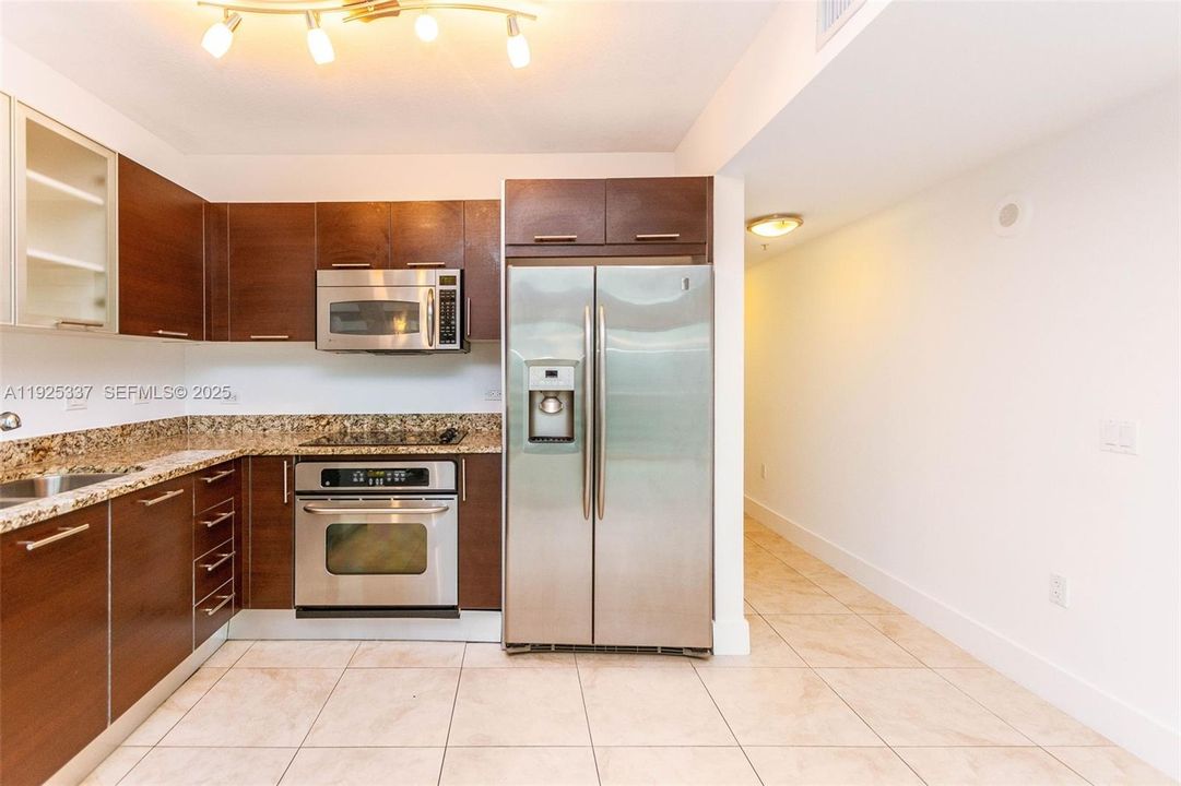 For Sale: $460,000 (1 beds, 1 baths, 987 Square Feet)