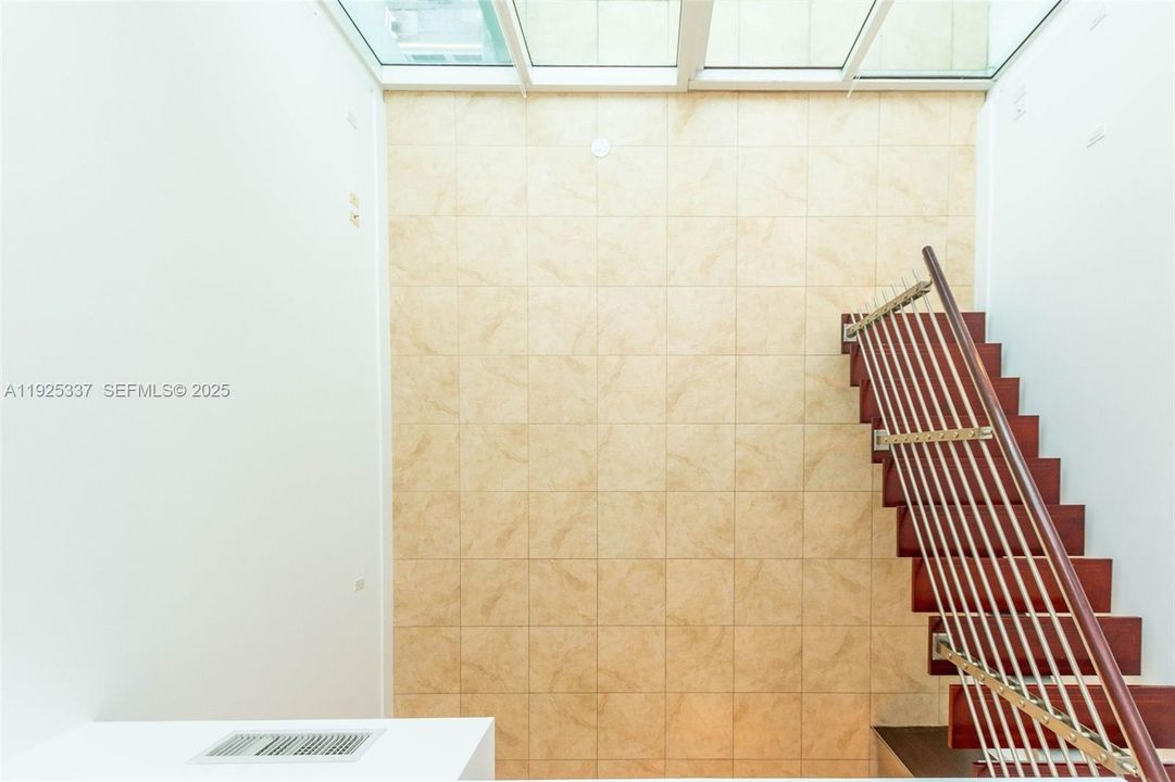 For Sale: $460,000 (1 beds, 1 baths, 987 Square Feet)