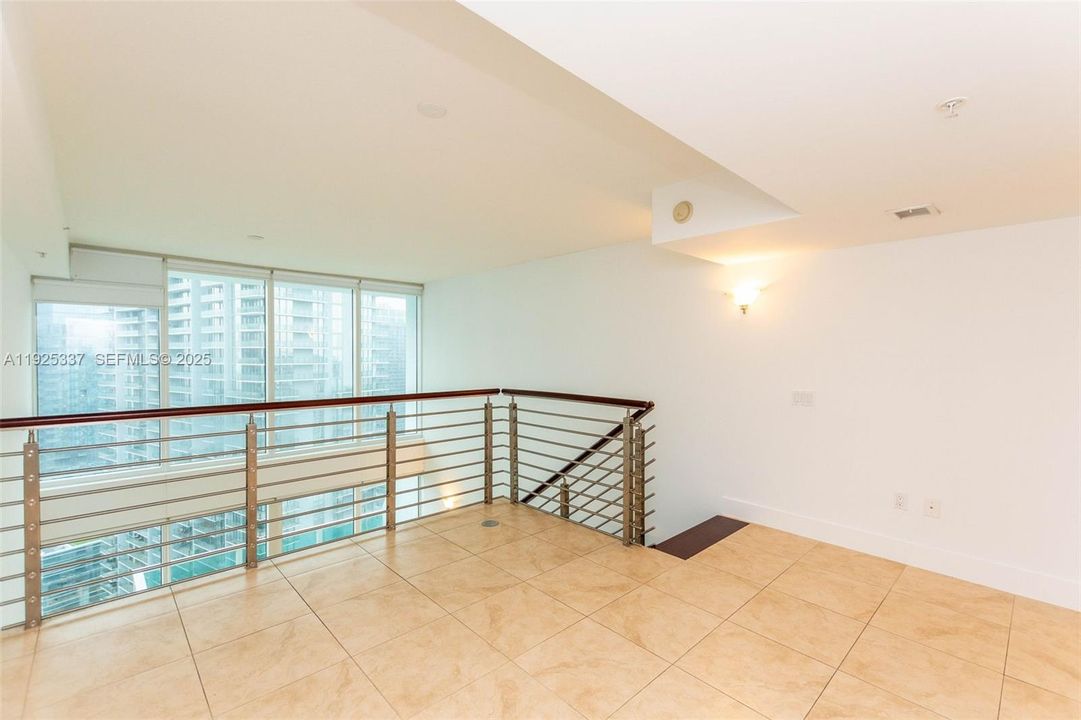 For Sale: $460,000 (1 beds, 1 baths, 987 Square Feet)