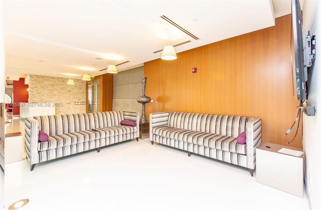 For Sale: $460,000 (1 beds, 1 baths, 987 Square Feet)