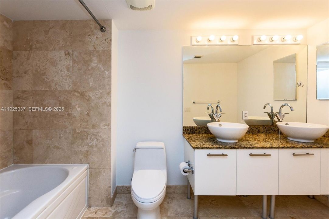 For Sale: $460,000 (1 beds, 1 baths, 987 Square Feet)