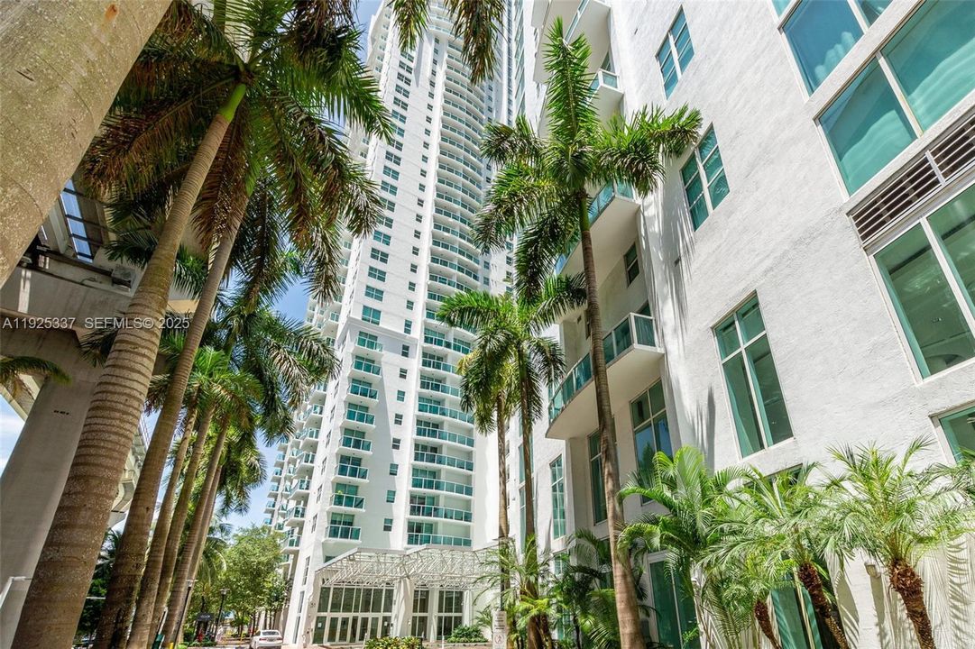 For Sale: $460,000 (1 beds, 1 baths, 987 Square Feet)