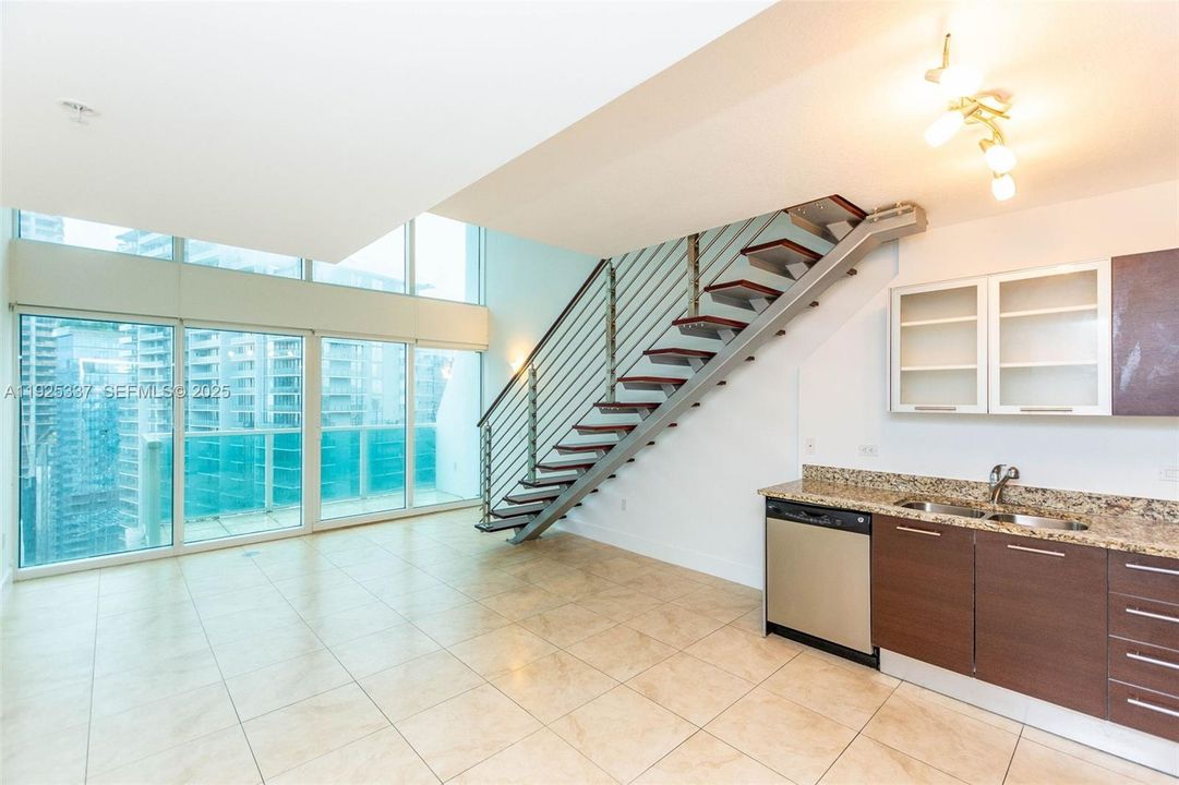 For Sale: $460,000 (1 beds, 1 baths, 987 Square Feet)