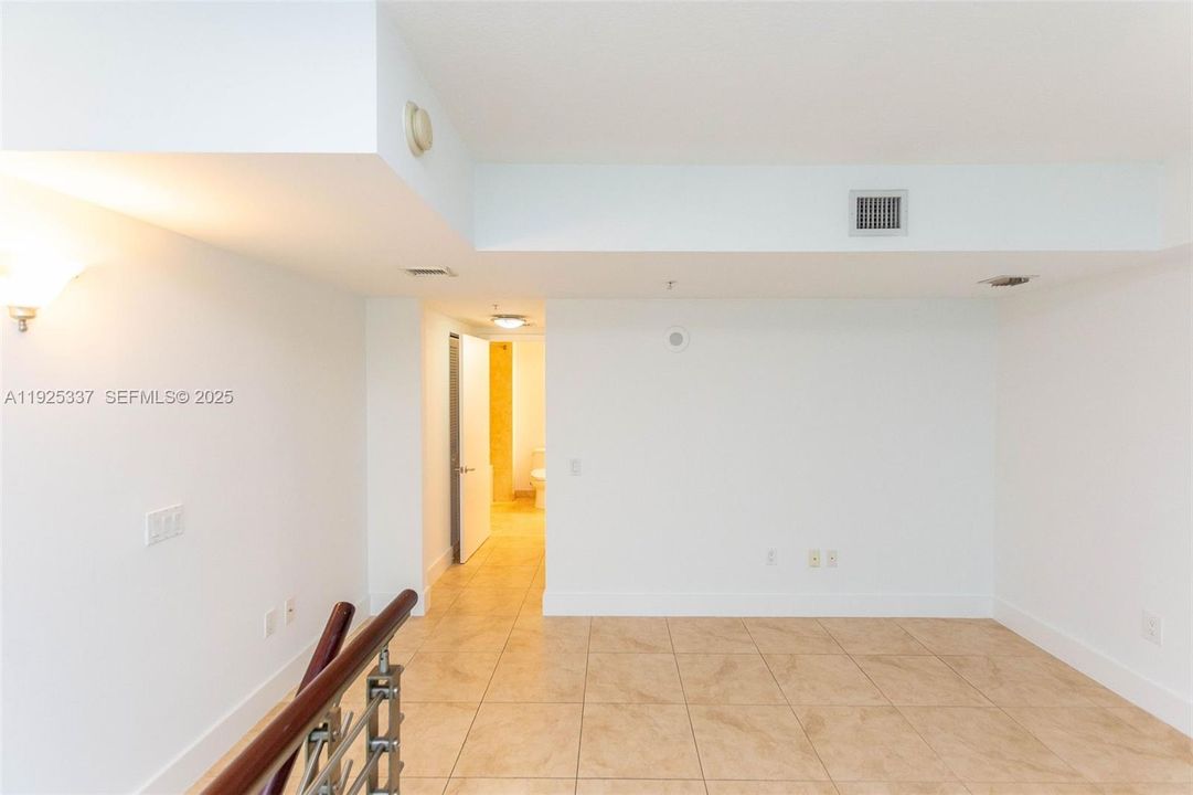 For Sale: $460,000 (1 beds, 1 baths, 987 Square Feet)