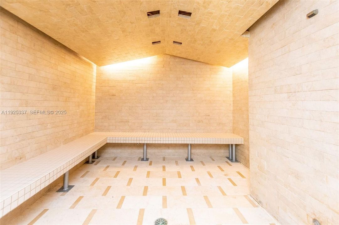 For Sale: $460,000 (1 beds, 1 baths, 987 Square Feet)