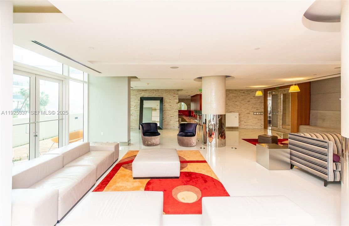 For Sale: $460,000 (1 beds, 1 baths, 987 Square Feet)