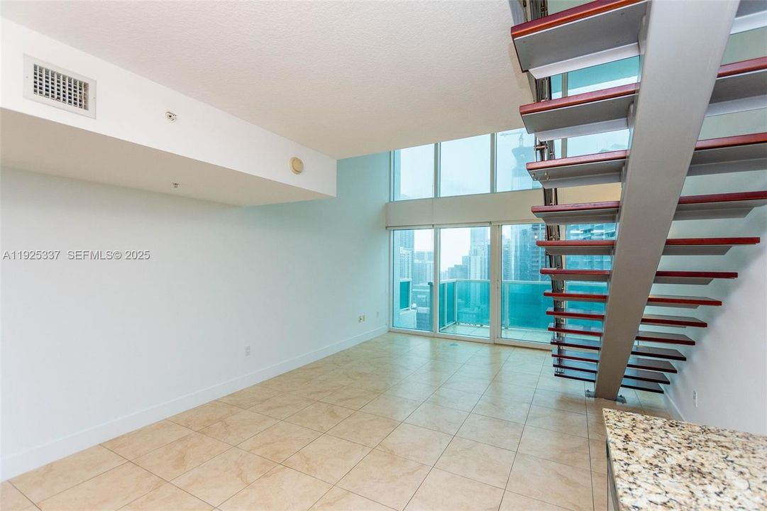For Sale: $460,000 (1 beds, 1 baths, 987 Square Feet)