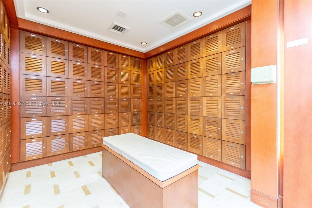 For Sale: $460,000 (1 beds, 1 baths, 987 Square Feet)