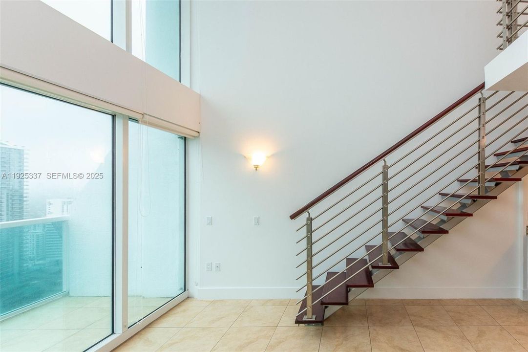 For Sale: $460,000 (1 beds, 1 baths, 987 Square Feet)