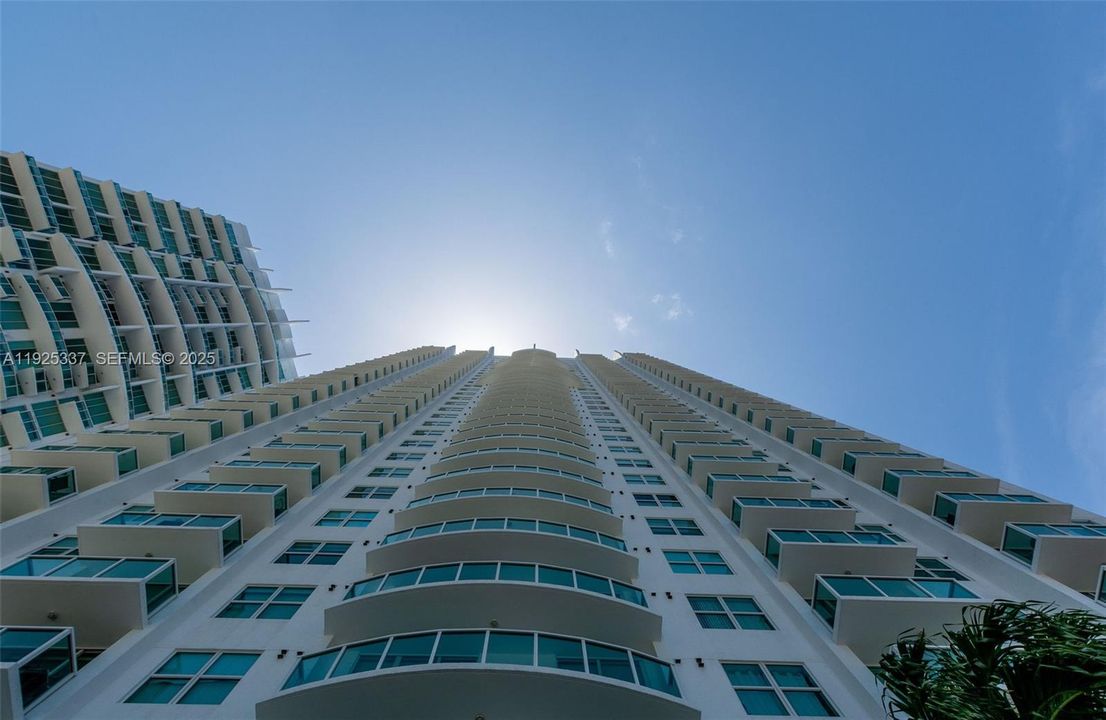 For Sale: $460,000 (1 beds, 1 baths, 987 Square Feet)