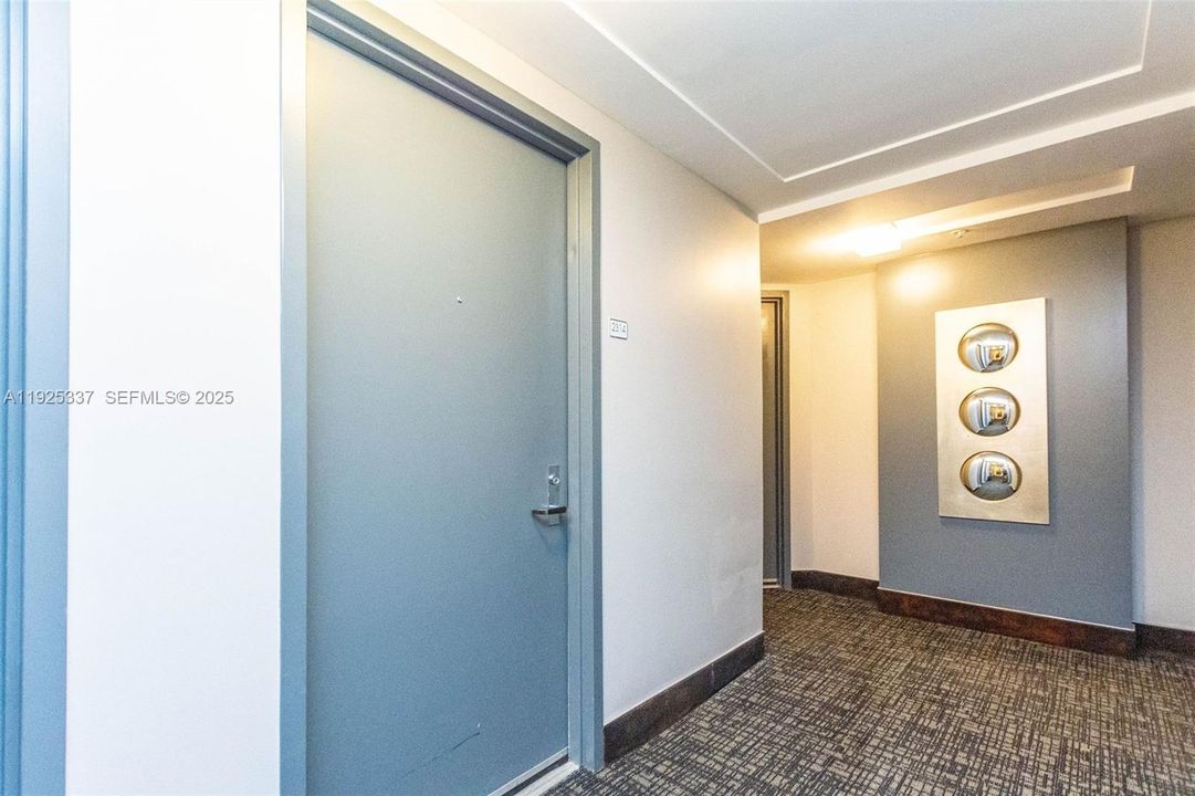 For Sale: $460,000 (1 beds, 1 baths, 987 Square Feet)