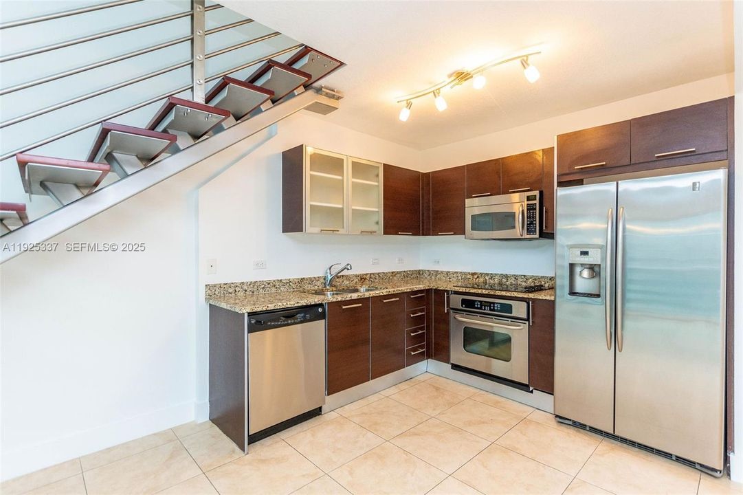 For Sale: $460,000 (1 beds, 1 baths, 987 Square Feet)