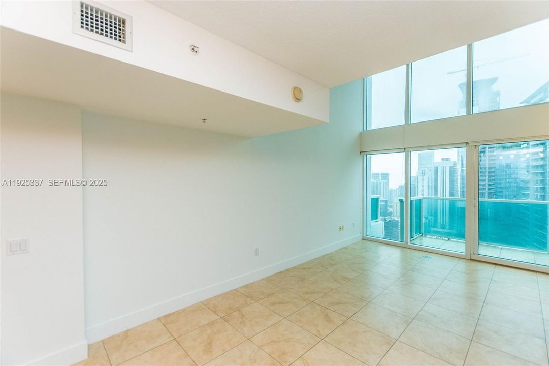 For Sale: $460,000 (1 beds, 1 baths, 987 Square Feet)