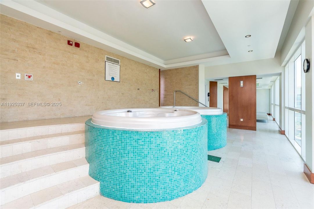 For Sale: $460,000 (1 beds, 1 baths, 987 Square Feet)