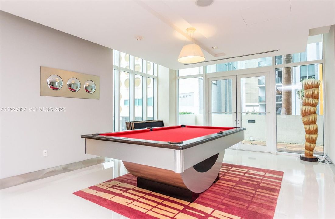 For Sale: $460,000 (1 beds, 1 baths, 987 Square Feet)