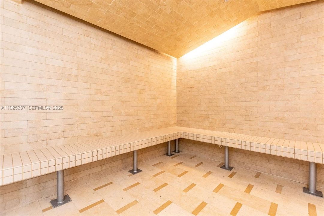 For Sale: $460,000 (1 beds, 1 baths, 987 Square Feet)