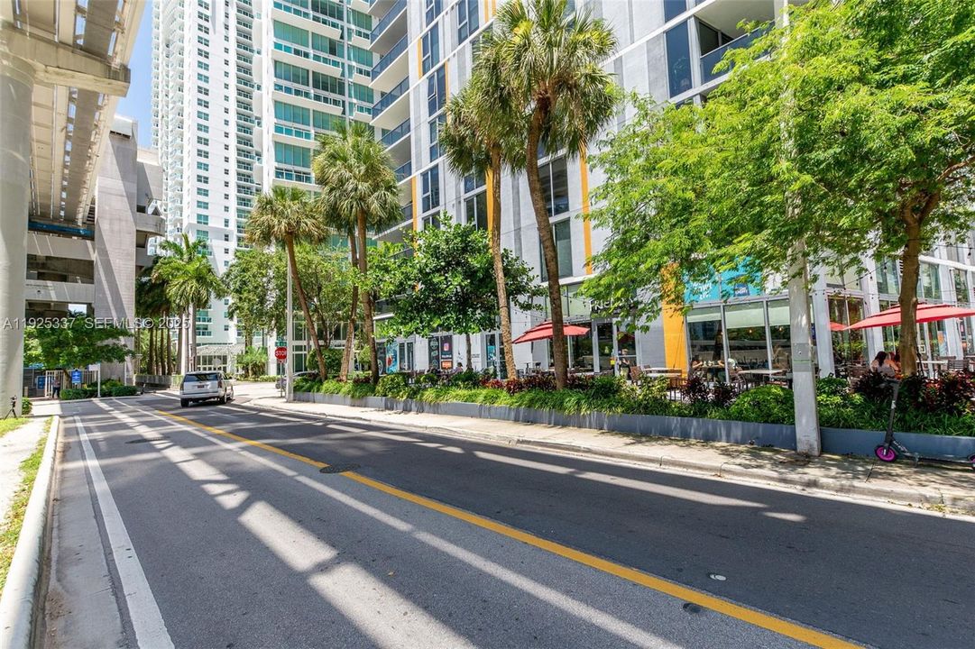 For Sale: $460,000 (1 beds, 1 baths, 987 Square Feet)