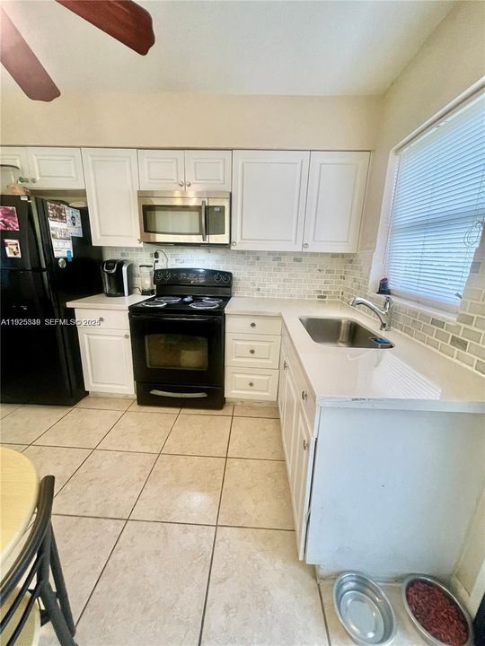 For Rent: $1,950 (2 beds, 1 baths, 840 Square Feet)