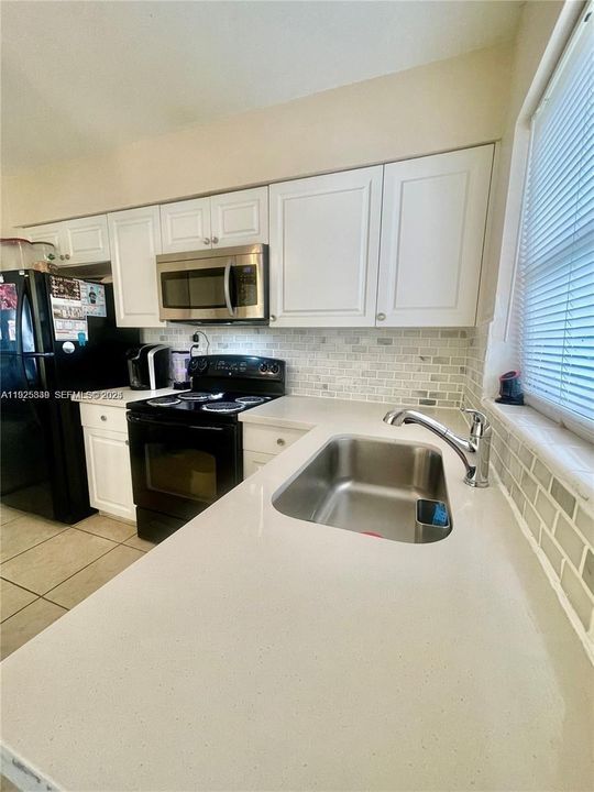 For Rent: $1,950 (2 beds, 1 baths, 840 Square Feet)