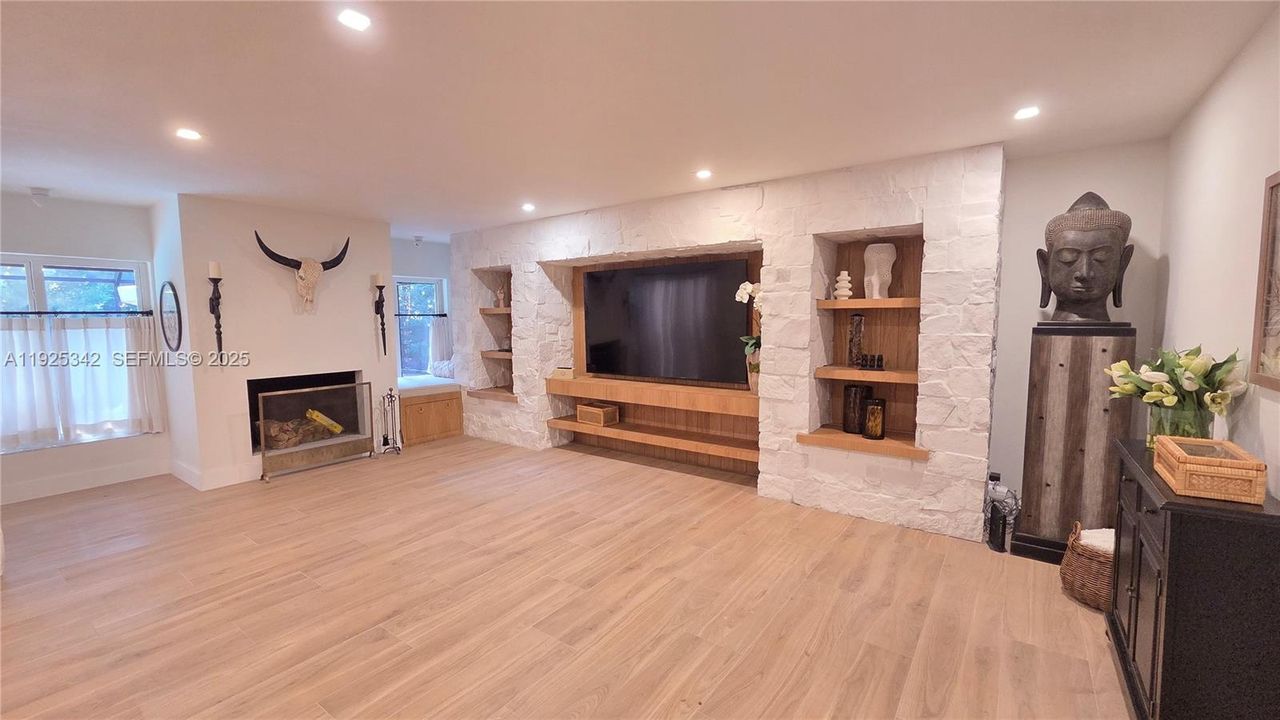 For Rent: $7,300 (4 beds, 2 baths, 2646 Square Feet)