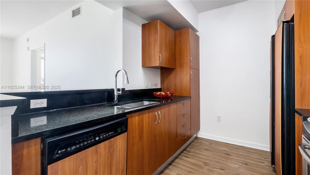 Open Floor Plan w. Natural Light